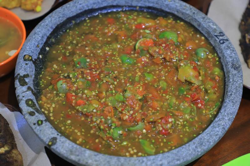 Sambal Lampung: Pedas Menggigit dengan Aroma Cabai Segar.