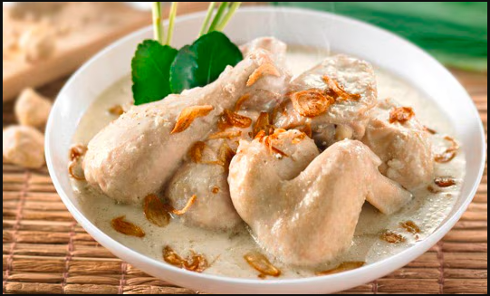 Ayam Pop: Gurih Lembut Ayam Rebus Minang dengan Sambal Merah.