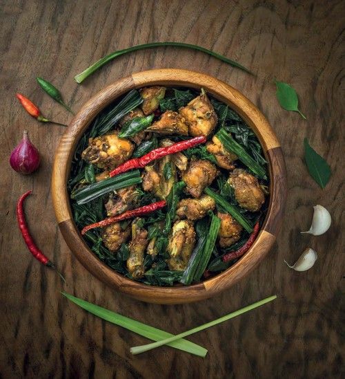Ayam Tangkap: Renyah Gurih Ayam Goreng dengan Taburan Daun Kari.