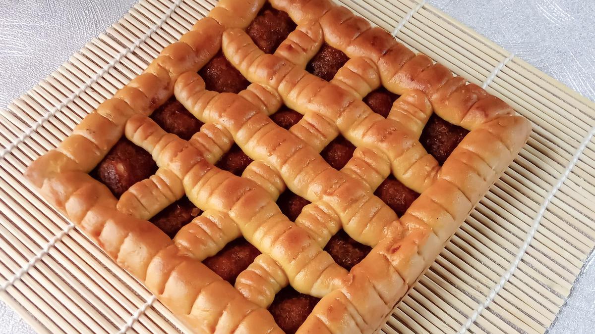 Kue Tat: Legit Manis Kue Tradisional dengan Taburan Nanas.