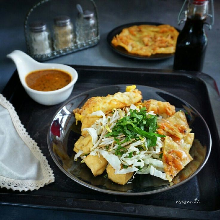 Tahu Gimbal: Gurih Tahu Goreng dengan Udang dan Kuah Kacang.