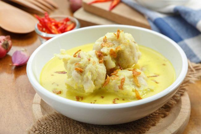 Celimpungan: Kuah Santan Gurih dengan Bola Tepung Ikan yang Lembut.
