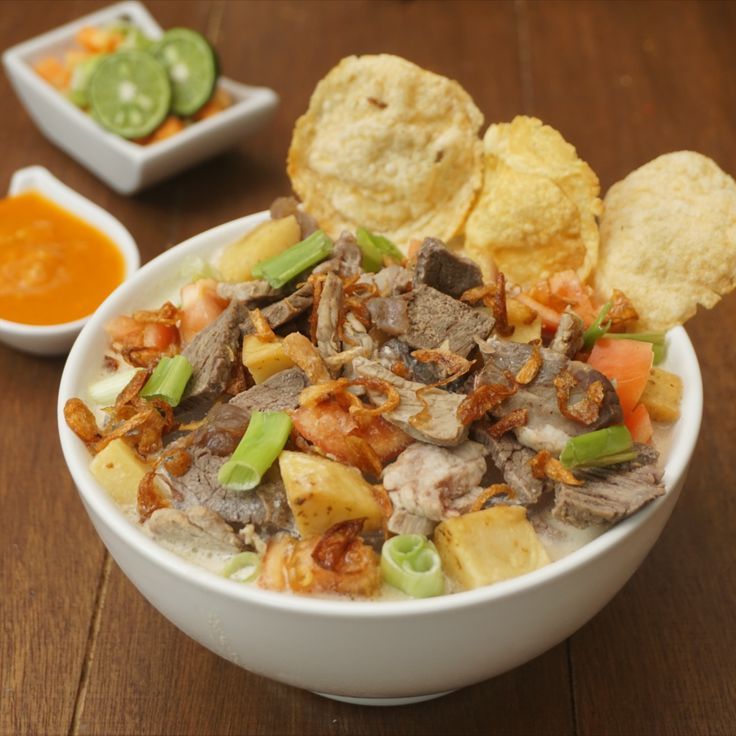 Soto Betawi: Kuah Santan Gurih dengan Isian Daging Melimpah.