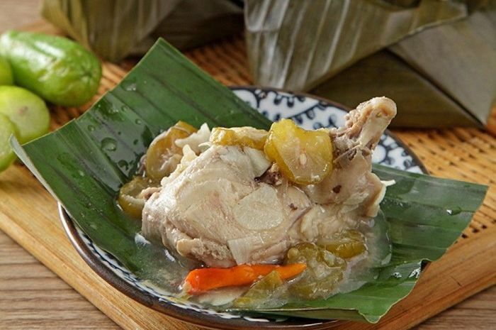 Garang Asem: Segar Asam Pedas Ayam dalam Balutan Daun Pisang.